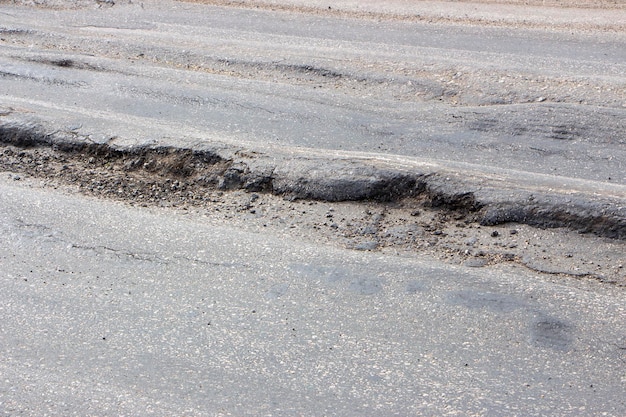 Mau estado da superfície da estrada Temporada de primavera Buraco no asfalto risco de movimento de carro asfalto ruim buracos de estrada perigosos no asfalto Fosso no asfalto