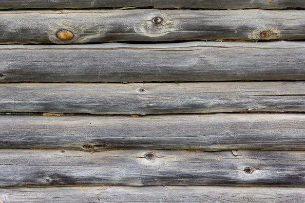 Mauer aus alten Baumstämmen eines Wohndorfhauses