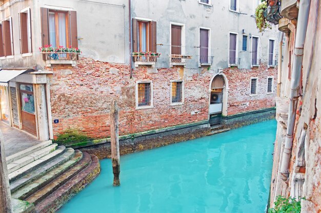 Mauer aus bunten Ziegeln in Burano