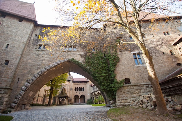 Mauer der alten Festung mit Bogen