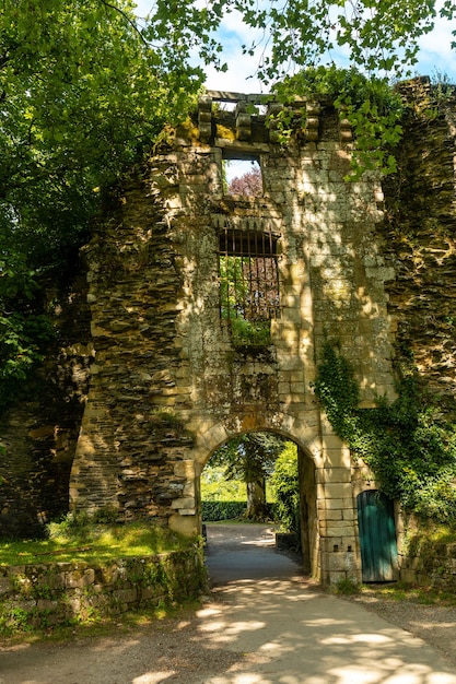 Mauer des Castell Park Rochefort en Terre im mittelalterlichen Dorf Rochefort-en-Terre, Département Morbihan in der Bretagne. Frankreich