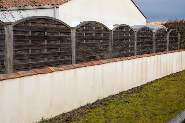 Mauer Holzzaun Straße Holzbarriere Privathaus Sicht Hausgarten schützen