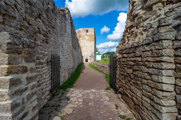 Mauern und Turm der Izborsk-Festung Region Izborsk Pskov Russland