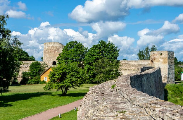 Mauern und Turm der Izborsk-Festung Region Izborsk Pskov Russland