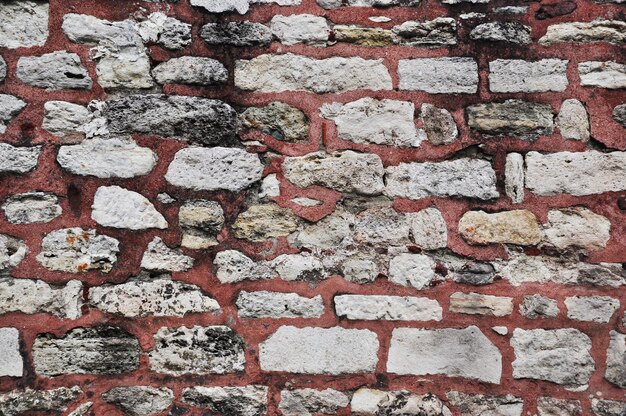 Mauerwerk mit rotem Zementmörtel. Hintergrund, Textur. Alte Steinmauern.