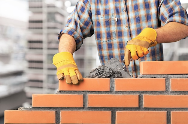 Foto maurer-zement-mauerwerk bauen schichthausarbeiter