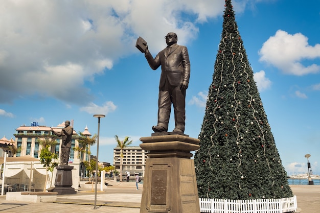 MAURICIO - 12 de diciembre de 2019. Monumento en el terraplén en Port Louis