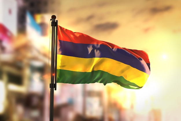 Mauritius Flagge gegen Stadt verschwommen Hintergrund bei Sonnenaufgang Hintergrundbeleuchtung