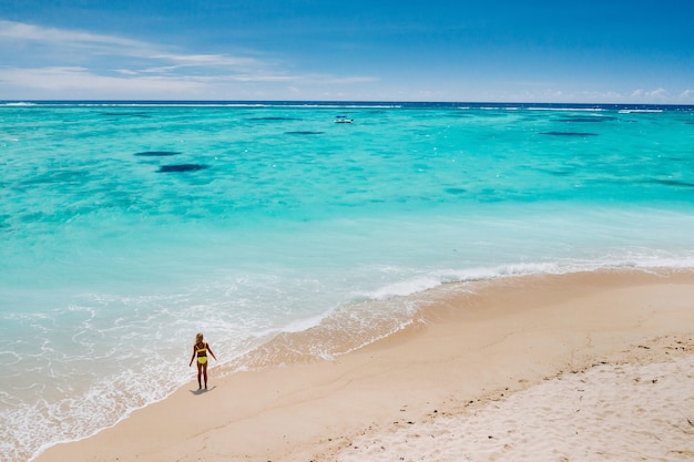 Mauritius, Indischer Ozean - Porträt eines Mädchens, das mit Touristen aus aller Welt am Strand entlang geht und die paradiesische Insel Mauritius besucht.