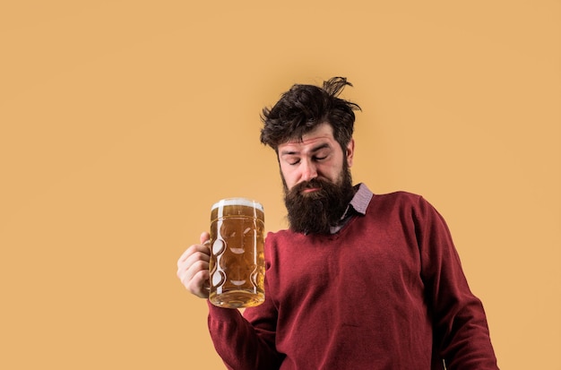 Maus hábitos barbudo hipster bêbado homem segura cerveja artesanal homem barbudo bebendo cerveja bebe álcool
