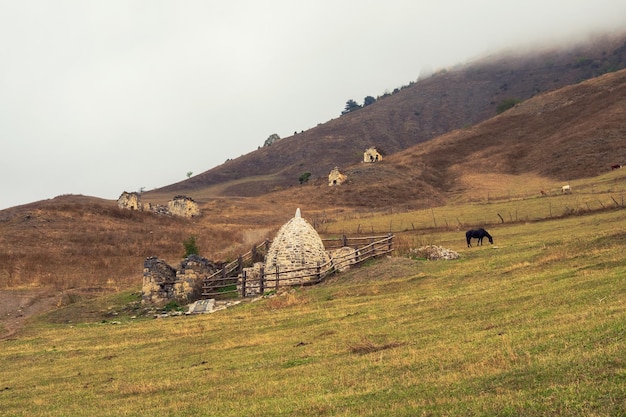 El mausoleo abovedado de YandKosh en honor al gran arquitecto antiguo de complejos de torres en Ingushetia