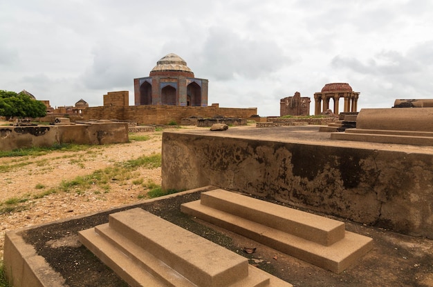 Mausoleo antiguo en Makli Hill en Thatta, Pakistán. necrópolis, cementerio