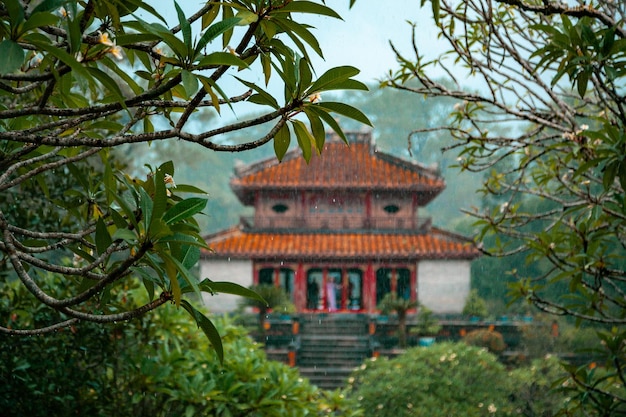 Foto mausoleo de mang minh en la ciudad de hue, vietnam