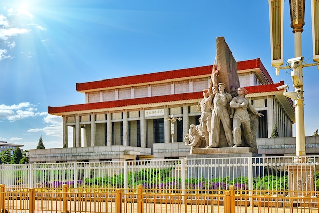 Mausoleo de Mao Zedong en la Plaza de Tiananmen, la tercera plaza más grande del mundo, Beijing. China.Traducción: "Memorial of Chairman Mao"