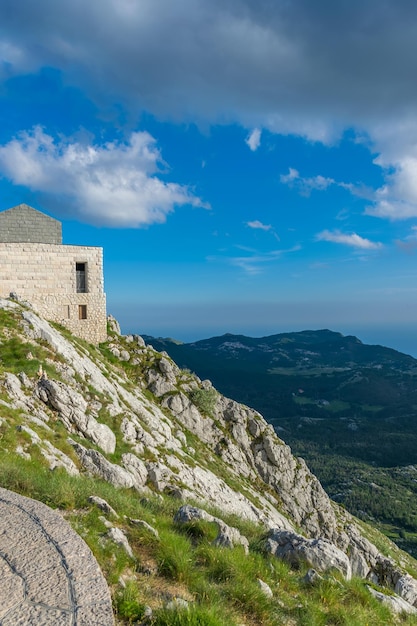 Mausoleo de Negosh en la cima de la alta y pintoresca montaña Lovcen