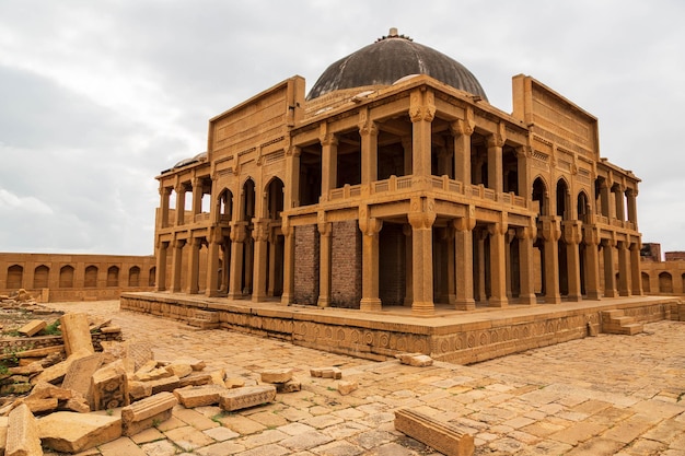 Mausoléu antigo em Makli Hill em Thatta, Paquistão. Necrópole, cemitério