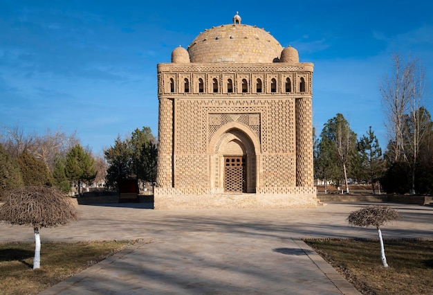 Mausoléu dinástico Samanid no centro histórico da cidade em um dia ensolarado Bukhara Uzbequistão