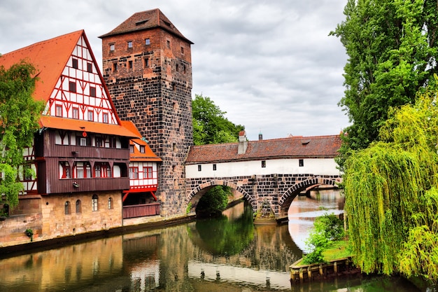 Maxbrücke-Brücke und Henkerturm-Turm in Nürnberg, Deutschland