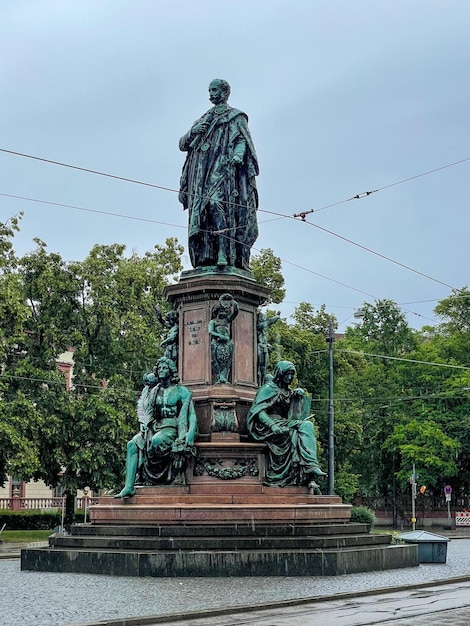 Maxmonument 1875 estatua de Maximiliano II por Kaspar von Zumbusch en la calle Maximilianstrasse de Múnich Alemania