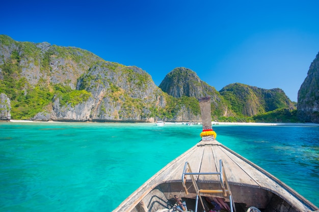 Maya Bay Beach y barcos en Tailandia