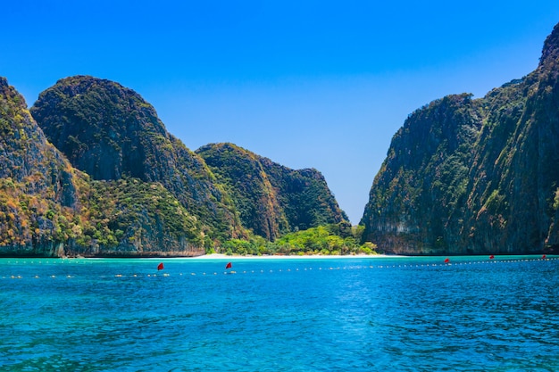 Maya Bay ist einer der berühmtesten Strände von Phi Phi Lay.