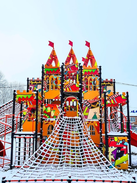 Maykop, Rusia - 16 de febrero de 2021: parque infantil en forma de castillo de cuento de hadas en un parque de invierno