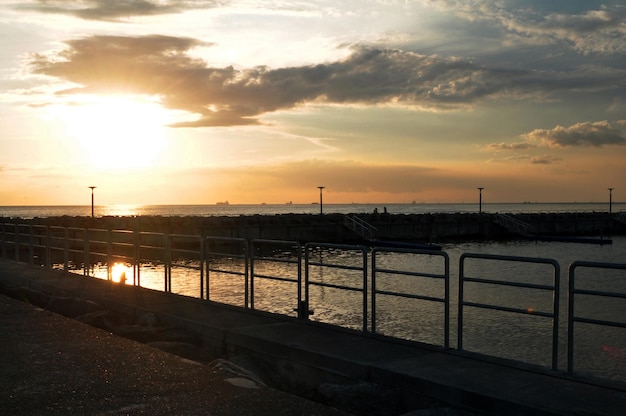 Maynila Yacht Club e terminal de serviço de balsa para pessoas filipinas e viajantes estrangeiros visita de viagem de passageiros use visita de viagem de serviço na estrada Roxas Boulevard ao entardecer ao pôr do sol em Manila Filipinas