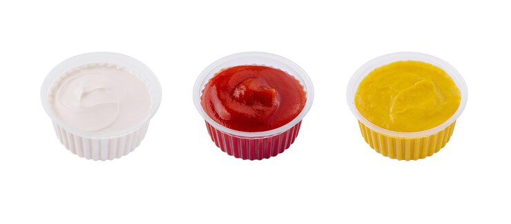 mayonesa salsa de tomate picante y mostaza en una cazuela transparente