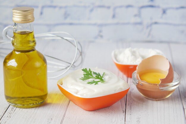 Mayonnaise in Behälteröl und Eiern auf dem Tisch