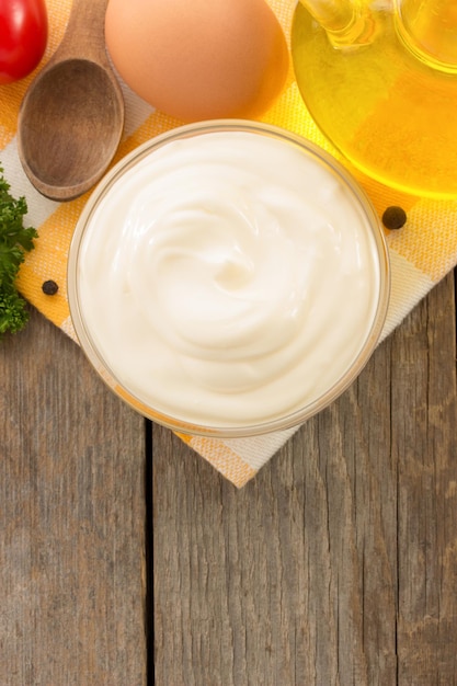 Foto mayonnaise-sauce in einer schüssel