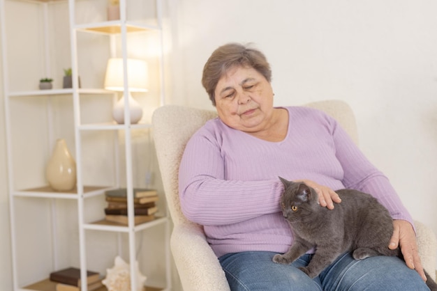 Los mayores cuidan gatos y los disfrutan en casa