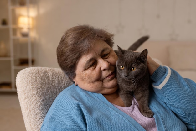 Los mayores cuidan gatos y los disfrutan en casa