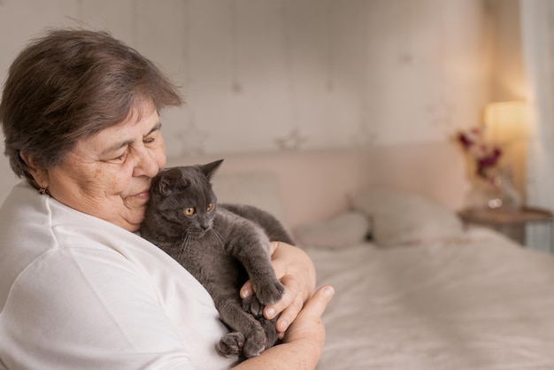 Los mayores cuidan gatos y los disfrutan en casa