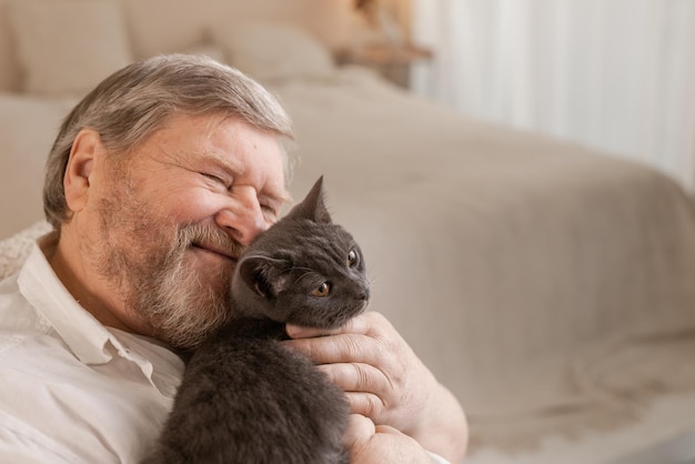 Los mayores cuidan gatos y los disfrutan en casa