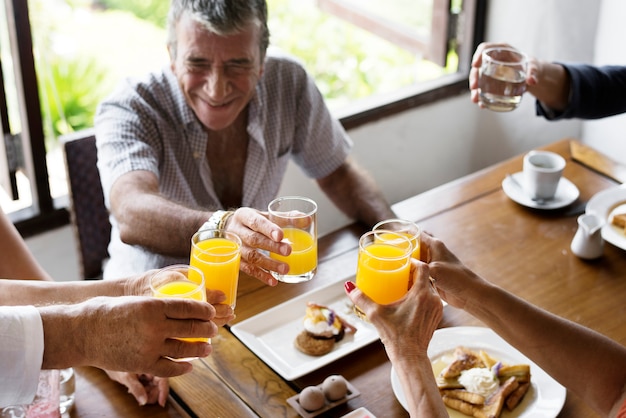 Mayores disfrutando del desayuno