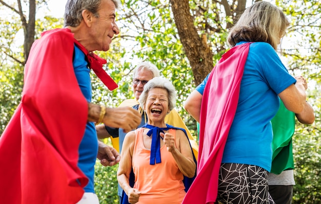 Mayores de niños vistiendo trajes de superhéroes