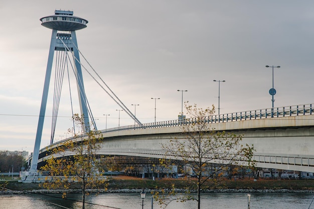 Foto la mayoría de snp o ufo bridge es un puente de carretera sobre el danubio en bratislava, la capital de eslovaquia