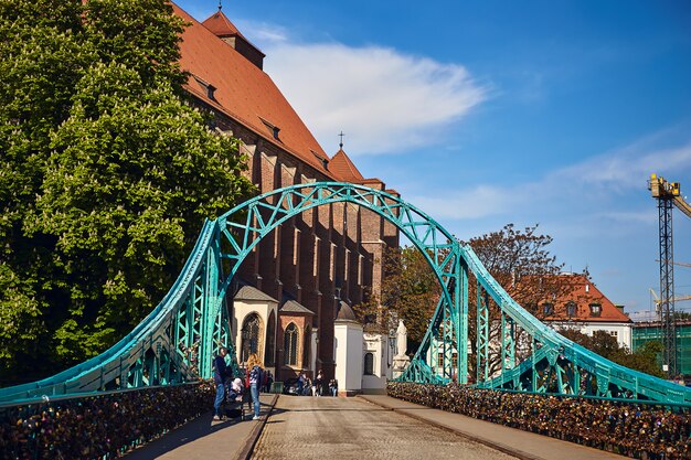 La mayoría de Tumski también se llama Amantes, Catedral o Puente Verde, adornado con muchas cerraduras de amor y corazones, Wroclaw, Polonia.