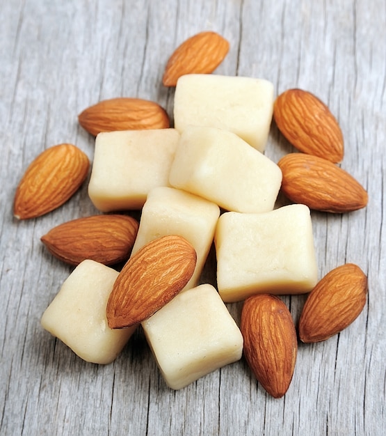 Mazapán con almendras en madera