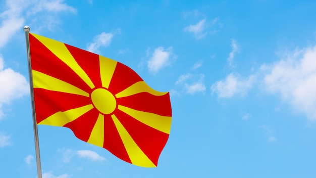 Mazedonien Flagge auf Pole. Blauer Himmel. Nationalflagge von Mazedonien