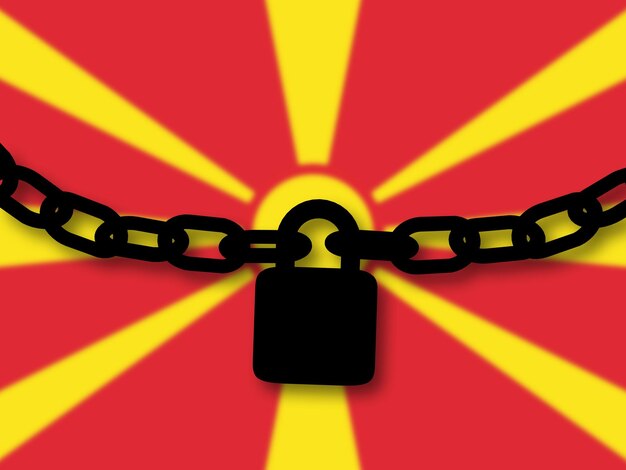 Mazedonien-Sicherheit Silhouette einer Kette und eines Vorhängeschlosses über der Nationalflagge