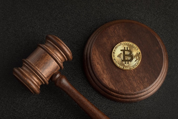 Mazo de juez y bitcoin Legislación sobre criptomonedas Prohibición de bitcoin Violación de la ley