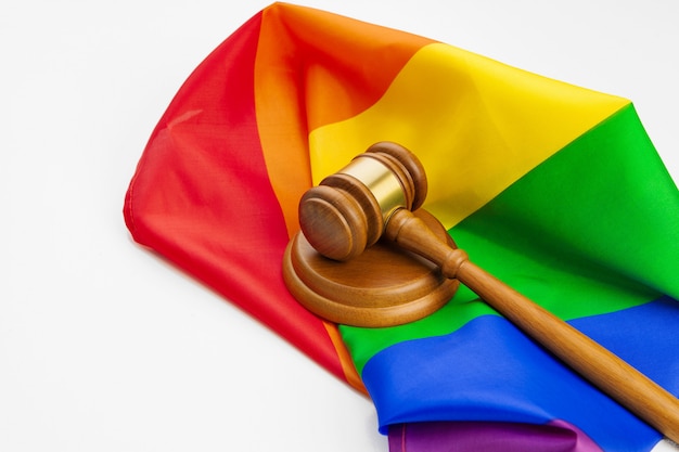 Mazo de madera del juez y bandera del arco iris lgbt