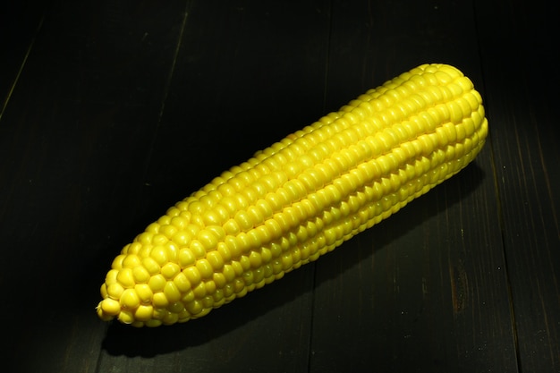 Mazorca de maíz sobre un fondo oscuro