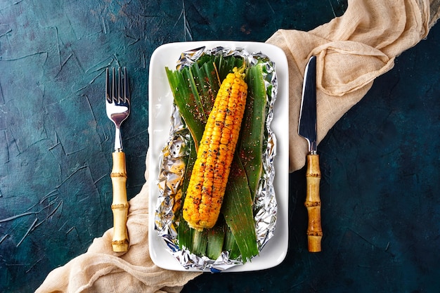 Mazorcas de maíz cocidas en un fuego abierto maíz dulce tostado con especias vista plana endecha superior verduras asadas ...