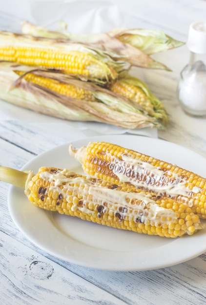 Mazorcas de maíz a la parrilla en el plato