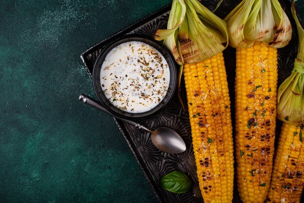 Foto mazorcas de maíz a la plancha con queso parmesano