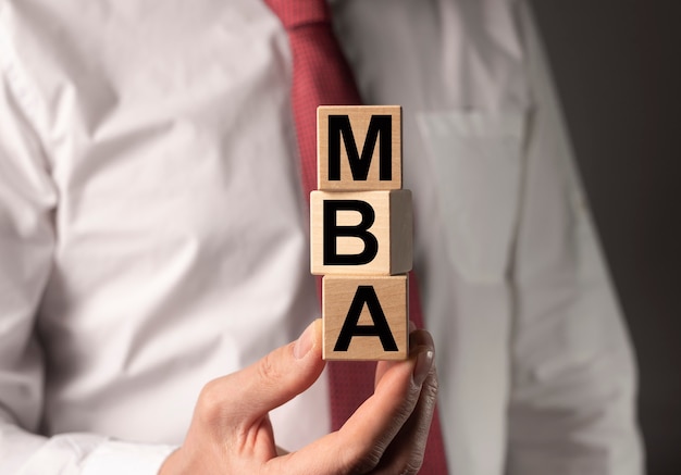 Mba sigla para mestrado em administração de empresas. conceito de educação. mãos de empresário com cubos.