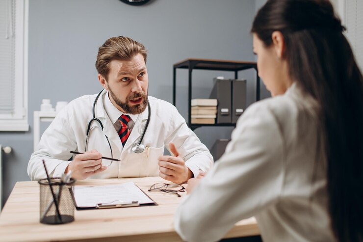 MD consultando a su colega médico Junior A