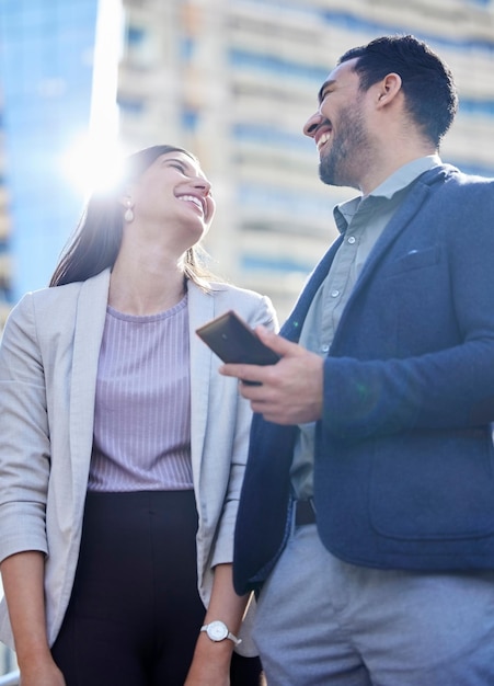 Foto me alegro de que hayamos podido pasar el rato foto de dos jóvenes empresarios usando un teléfono inteligente juntos